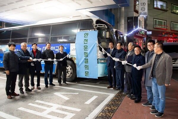 울릉군의회 최병호 의원,홍성근 의원 결의문 부착식 기념식 참석 기념촬영 모습(사진제공=울릉군의회)