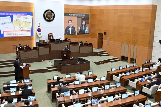 20일 서울시의회에서 열린 제333회 정례회 제3차 본회의에서 이영실 시의원이 오세훈 서울시장을 상대로 한강버스 멈춘사고와 관련해 질의하고 있다./사진=서울시의회