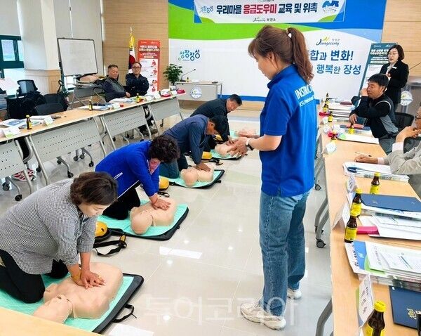 마을 이장이 심폐소생술 교육을 하고 있다. 사진-장성군