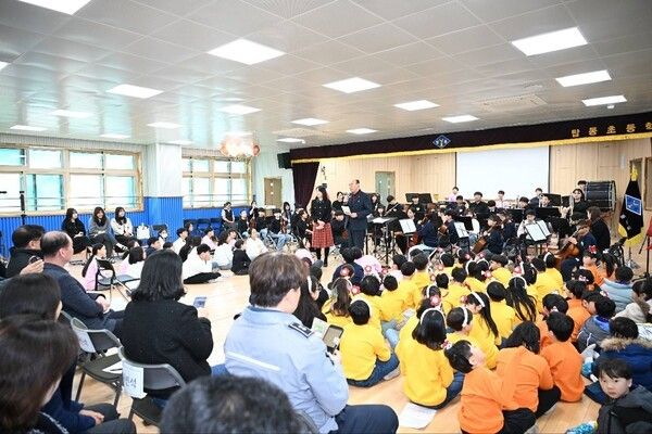 박형덕 동두천시장 탑동초 작은음악회 참석 인사말 모습(사진제공=박형덕페이스북)