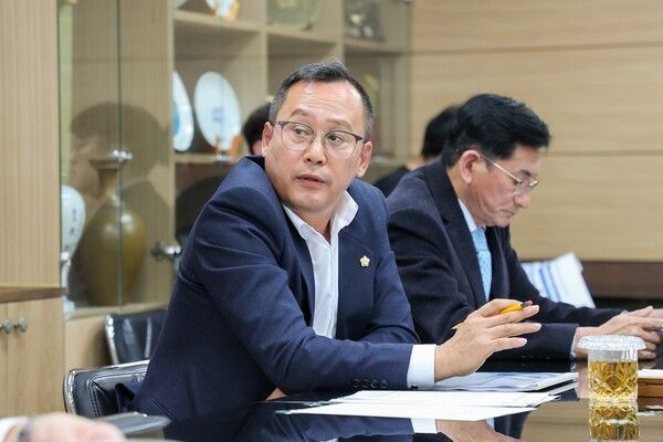 울릉군의회 홍성근 의원 질의 모습(사진제공=울릉군의회)