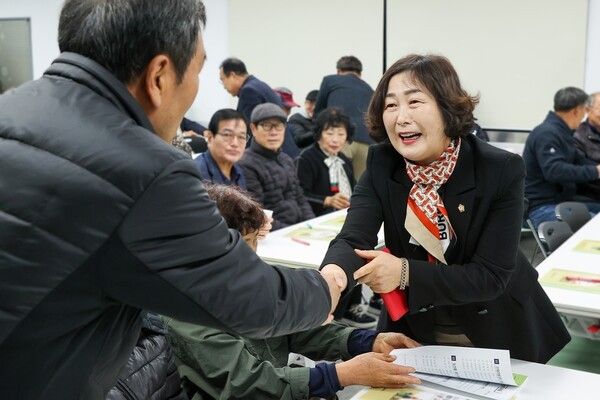 울릉군의회 한종인 부의장 농업인과 소통인사 모습(사진제공=울릉군의회)