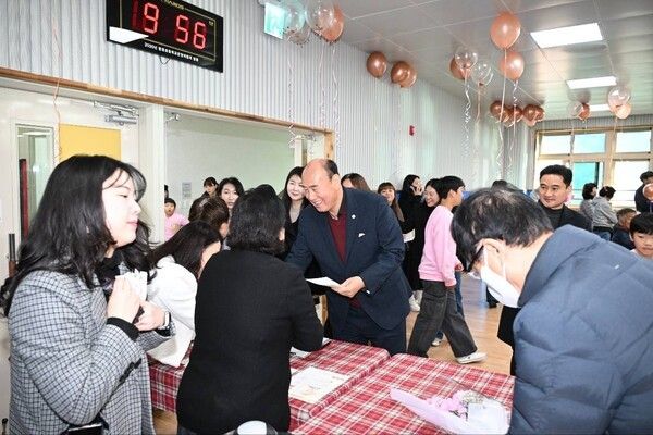 박형덕 동두천시장 탑동초 작은음악회 참석 소통인사 모습(사진제공=박형덕페이스북)