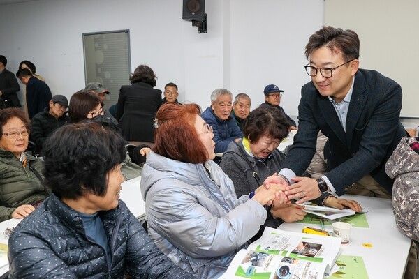 울릉군의회 최경환 의원 농업인과 소통인사 모습(사진제공=울릉군의회)