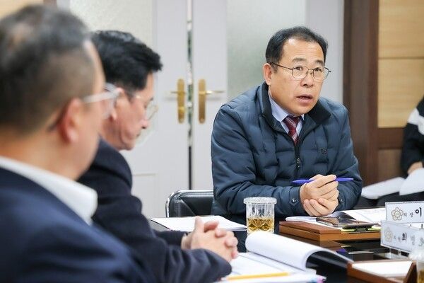 울릉군의회 이상식 의장 집행부 보고회 진행 모습(사진제공=울릉군의회)