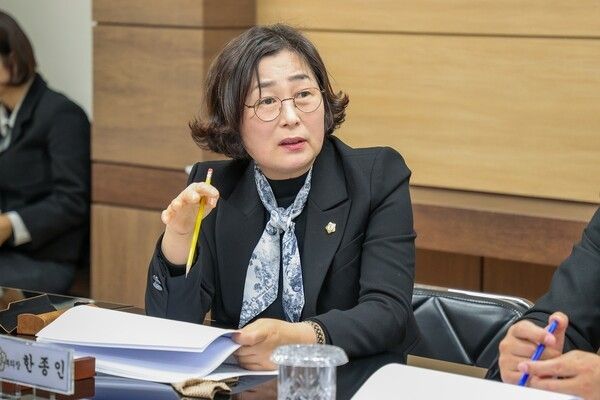 울릉군의회 한종인 부의장 질의모습(사진제공=울릉군의회)