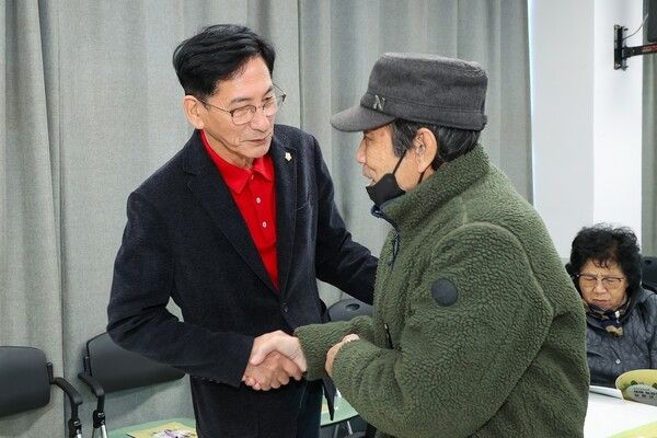 울릉군의회 최병호 의원 농업인과 소통 인사 모습(사진제공=울릉군의회)