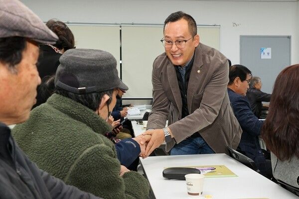 울릉군의회 홍성근 의원 농업인들과 소통인사 모습(사진제공=울릉군의회)