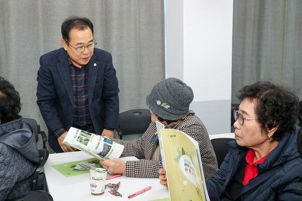 울릉군의회 이상식 의장 2026년 새해농업인 실용교육 참석 농업인과 소통인사 모습(사진제공=울릉군의회)
