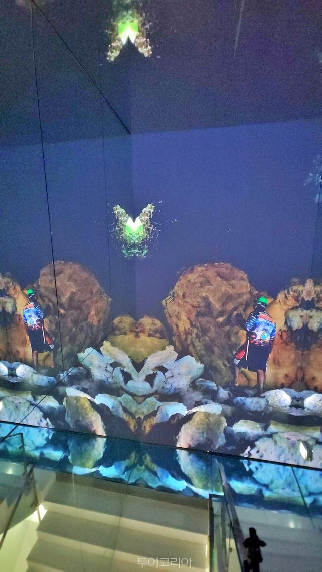 1층에서 2층으로 올라가는 계단 벽에&nbsp; 필리핀의 자연풍광이 담겨, 눈길을 끈다.&nbsp;