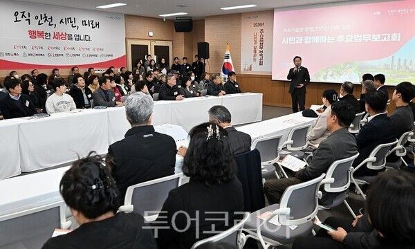유정복 인천광역시장이 21일 검단생활SOC복합청사에서 열린 '시민과 함께하는 2026년 주요업무보고회(환경, 안전)'에서 인사말을 하고 있다.
