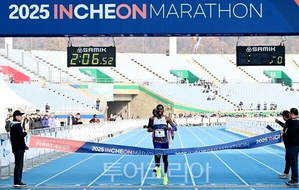 23일 문학경기장에서 열린 '2025 인천마라톤'에서 우승 선수가 결승선을 통과하고 있다.