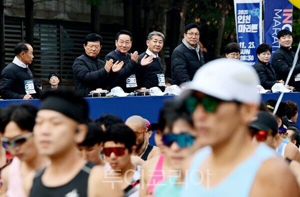 유정복 인천광역시장이 23일 문학경기장에서 열린 '2025 인천마라톤'에서 대회 참가자들을 격려하고 있다.