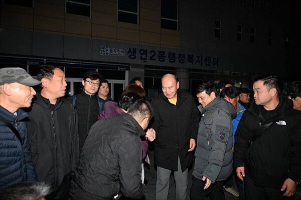 박형덕 동두천시장 생연2동 새마을남녀지도자 워크숍 출발지 방문 소통인사 모습(사진제공=박형덕페이스북)