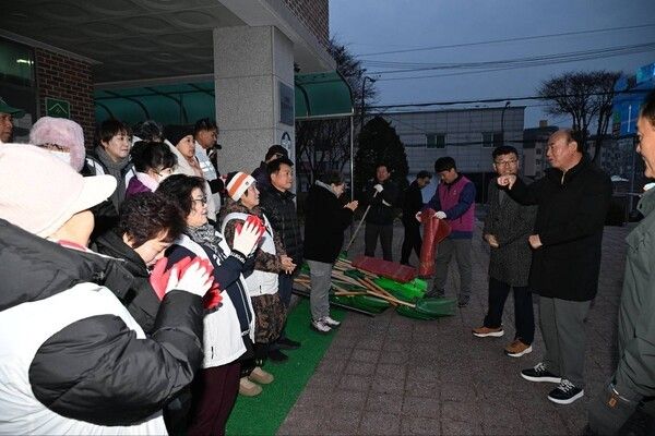 박형덕 동두천시장 생연동 환경정화활동 참석 인사말 모습(사진제공=박형덕페이스북)