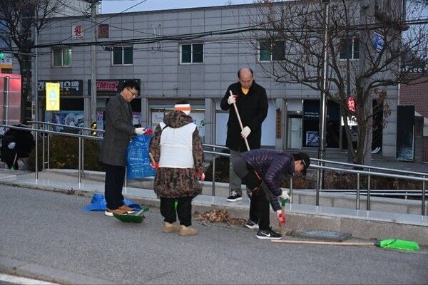 박형덕 동두천시장 상패동 환경정화 활동 모습(사진제공=박형덕페이스북)