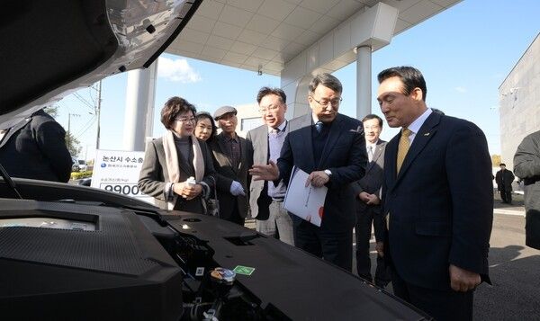 ▲백성현(맨 오른쪽) 논산시장을 비롯한 관계자들이 지난 21일 수소충전 차량을 살펴보고 있다. /사진-논산시