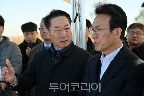 유정복 인천광역시장이 21일 수도권매립지에서 김민석 국무총리와 매립현황과 2매립장 사용종료에 따른 활용방안 등을 점검하고 있다.