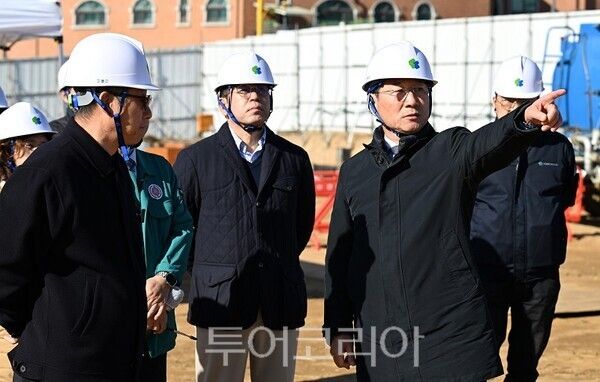 유정복 인천광역시장이 21일 검단구 모듈러 임시청사 부지에서 추진상황을 점검하고 있다.