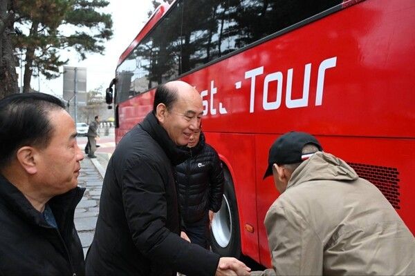 박형덕 동두천시장 보산동 체육회 워크숍 출발지 방문 소통인사 모습(사진제공=박형덕페이스북)