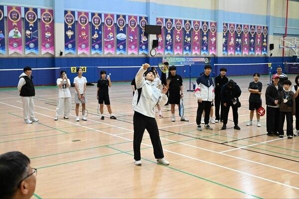 김원호 선수 배드민턴 레슨 모습(사진제공=박형덕페이스북)