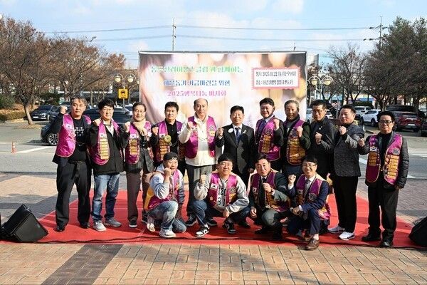 박형덕 동두천시장 동두천라이온스클럽 2025 행복나눔 바자회 참석자들과 기념촬영 모습(사진제공=박형덕페이스북)