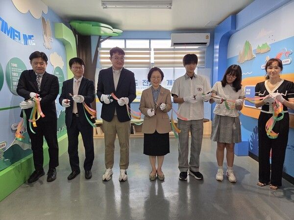 독도박물관 방콕한국국제학교 교내에 상설전시관 개관식 테이프 컷팅식 모습(사진제공=울릉군청)