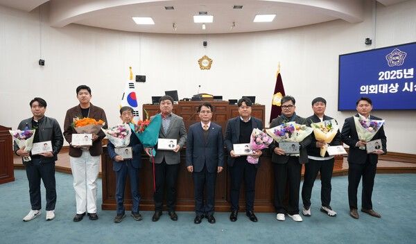 하남시의회 금광연 의장 2025년 하남시 의회대상 시상식 수상자들과 기념촬영 모습(사진제공=하남시의회)