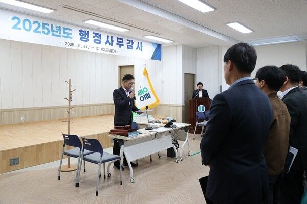 최경환 행정사무감사 위원장 울릉군청 공무원 상대 주의 당부 모습(사진제공=울릉군의회)