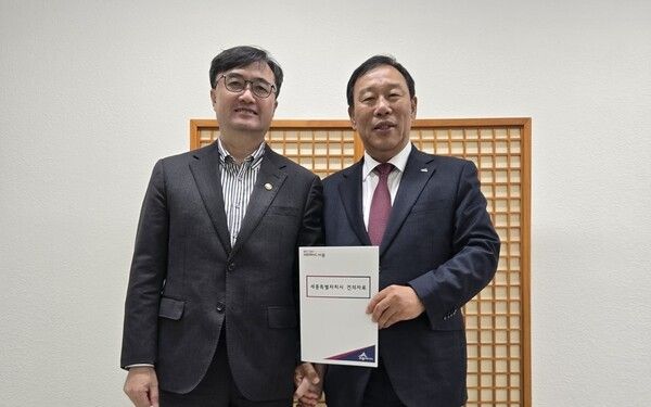 ▲왼쪽부터 임기근 기재부 제2차관, 최민호 세종시장. /사진-세종시