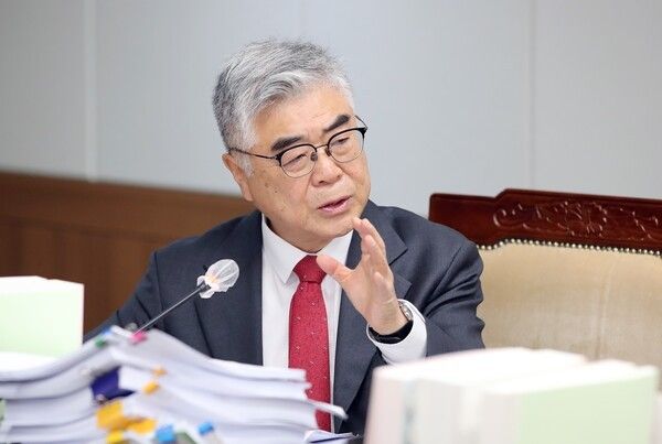 ▲질의 중인 유성재(천안5·국민의힘) 충남도의원 모습. /사진-충남도의회