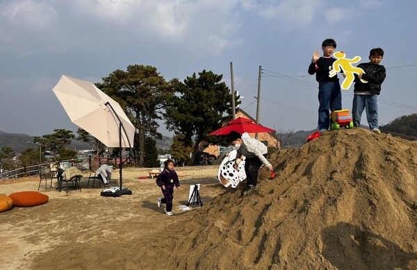 ▲청양군 장평면에 조성된 야외 모래 구릉지에서 아이들이 놀이 프로그램을 즐기며 활기찬 시간을 보내고 있다. /사진-청양군