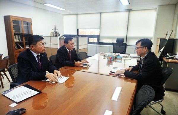 ▲최민호(가운데) 세종시장이 24일 국회를 방문해 임기근 기재부 제2차관을 면담하며 시 핵심 현안에 대한 적극적인 재정 지원을 요청하고 있다. /사진-세종시