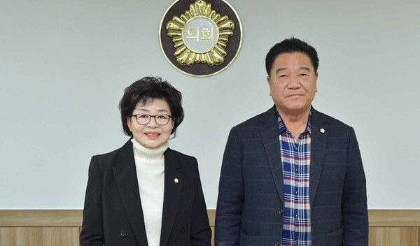 ▲왼쪽부터 예결특위 위원장에 선임된 민병춘 의원, 부위원장인 이상구 의원 모습. /사진-논산시의회