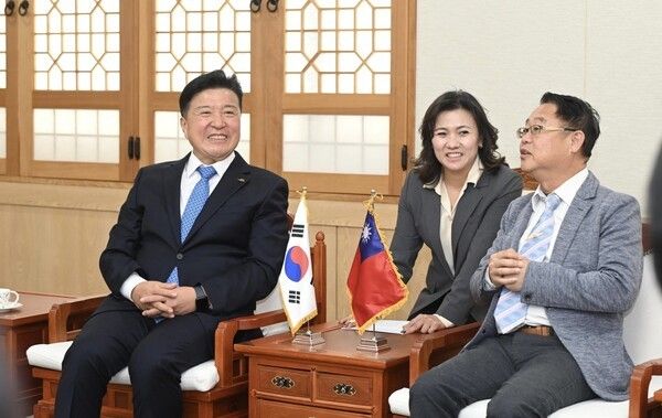 ▲최재구(왼쪽) 예산군수와 대만 지상향 임건홍(林建宏) 향장과의 환담 모습. /사진-예산군