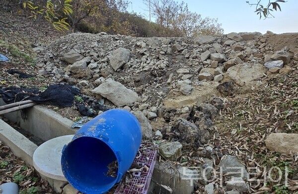 ▲금호건설이 공주지역 천연가스 공급시설 건설공사 중 발생한 토사 등을 농지에 불법 매립한 공주시 탄천면 삼각리 일원. /사진-공주시 기우회