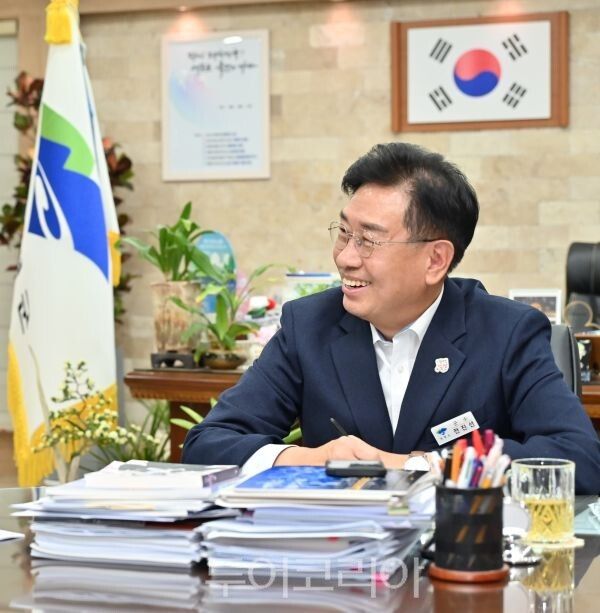 환하게 웃으며 인터뷰에 응하는 전진선 양평군수/투어코리아뉴스 김경남 기자