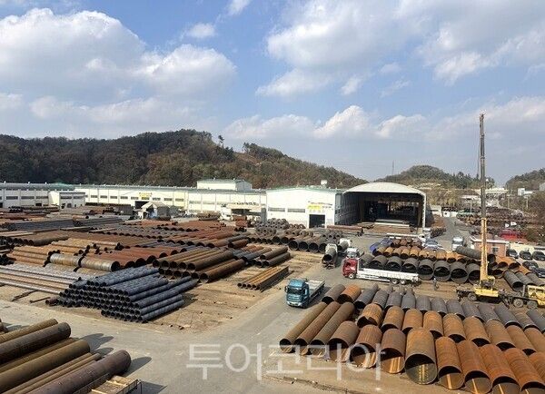 KBI동양철관 천안공장에서 고객사에 원형관, 코팅관, 각관, BH 등 각종 제품들의 공급을 위해 배송트럭이 분주하게 움직이고 있다.