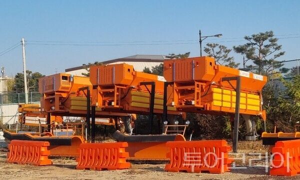 ▲공주시의 겨울철 제설대책이 특정 이해관계자의 민원 제기로 사실상 중단되면서 시민 안전 우려가 커지고 있는 가운데 갈길 없는 제설장비들이 방치되고&nbsp; 있다. /사진-공주시 프레스협회