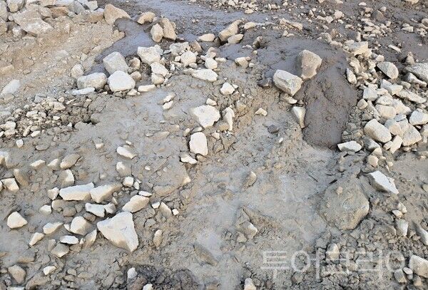 ▲공주시 탄천면 삼각리 일원 농지에 불법 매립한 콘크리트 부산물 모습. /사진-공주시 기우회