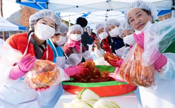 ▲2025년 사랑의 김장 나눔 행사 모습. /사진-애터미