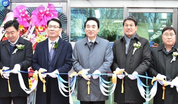 ▲25일 열린 한국농어촌공사 청양지사(청양군 청양읍 중앙로 43) 신청사 준공 기념테이프 커팅식 모습(왼쪽부터 박윤호 청양지사장, 김인중 한국농어촌공사 사장, 박수현 국회의원, 김돈곤 청양군수, 이정우 충남도의원). /사진-청양군 기자협회