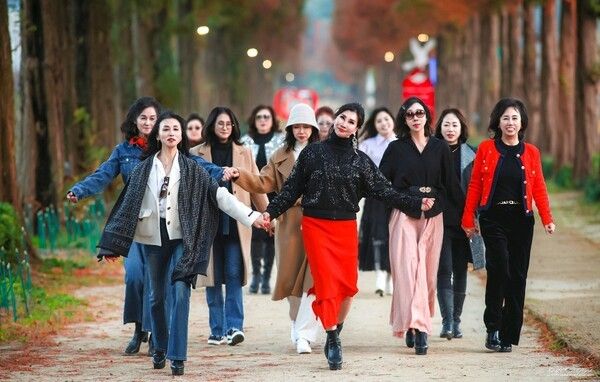 ▲행복채움 4기 시니어모델들 모습. /사진-예산군