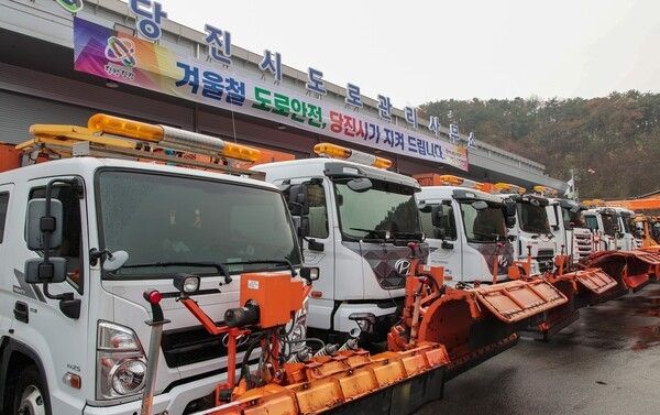 ▲당진시 도로관리사무소의 제설차량들 모습. /사진-당진시