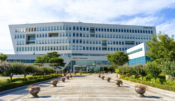 ▲충남교육청이 2026년 상반기 교무행정사, 특수교육실무원, 조리실무사, 시설관리원 등 10개 직종에 285명의 교육공무직원을 공개 채용한다(충청남도교육청 청사 전경). /사진-충남교육청