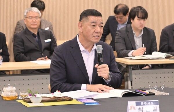 ▲최원철 공주시장이 지난 25일 ‘민선8기 4차년도 제3차 충청남도 시장·군수협의회’에서, 정안천 지방하천 정비사업 과정에서 누락된 사유지에 대한 보상 근거 마련을 공식 건의하고 있다. /사진-공주시