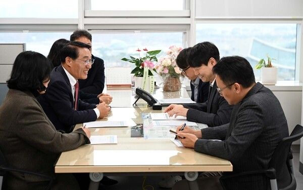 ▲이용록(왼쪽 두 번째) 홍성군수가 지난 25일 행정안전부를 방문해 교부세 확보를 위한 지역 현안사업에 대해 설명하고 있다. /사진-홍성군