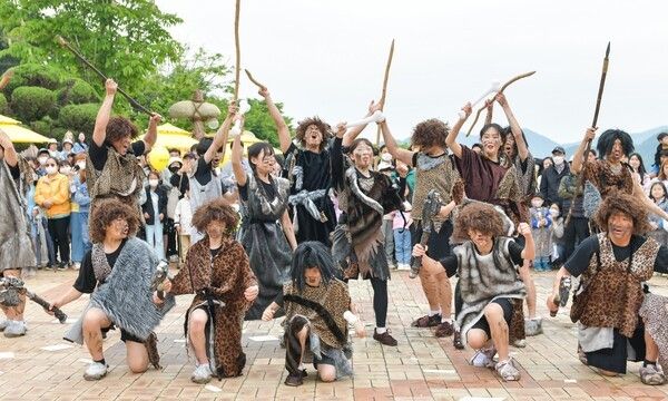 ▲공주 석장리박물관이 문화체육관광부에서 실시한 2025년도 공립박물관 평가인증에서 3회 연속 인증을 통과했다(지난해 개최된 석장리 구석기축제 주요 장면). /사진-공주시