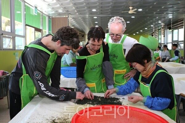 외국인 광광객들이 차박물관에서_차 만들기 체험을 하고 있다./사진 보성군