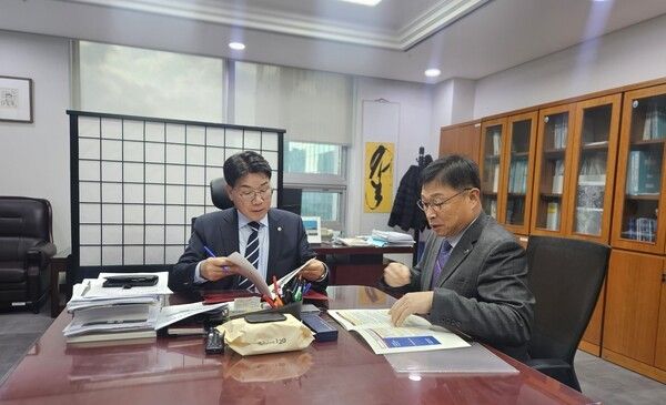 ▲이승원(오른쪽) 세종시 경제부시장이 26일 국회를 방문해 예산결산특별위원회 이재관 의원에게, 세종시 핵심 현안사업의 내년도 정부예산 반영을 적극 건의하고 있다. /사진=세종시